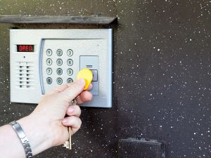 Zutrittskontrolle mit Hilfe eines gelben Transponders