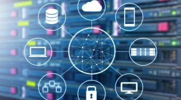 Virtualisierung © canjoena, Fotolia.com Im Hintergrund Speicher eines Rechenzentrums und davor eine Grafik mit Cloud-Technologie
