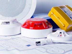 Verschiedene Brandmeldeanlagen mit Bauplan
