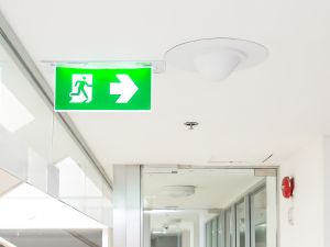 Weißer Flur in einem Gebäude mit Sicherheitsbeleuchtung