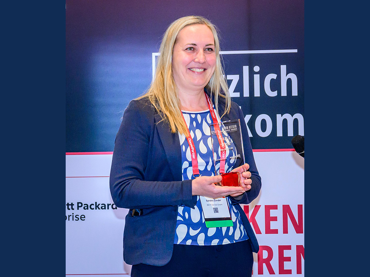 Geschäftsführerin IBH Sandra Zander mit Pokal Bester MSP