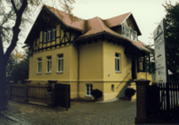 Bezug der eigenen Geschäftsräume im Jahr 1993 in der Gelben Villa auf der Gostritzer Straße in Dresden.
