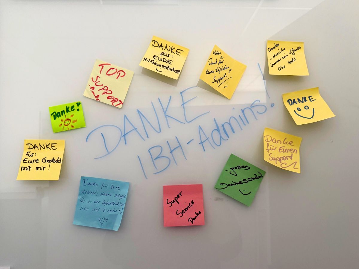 Magnettafel mit Klebezetteln und der Aufschrift Danke