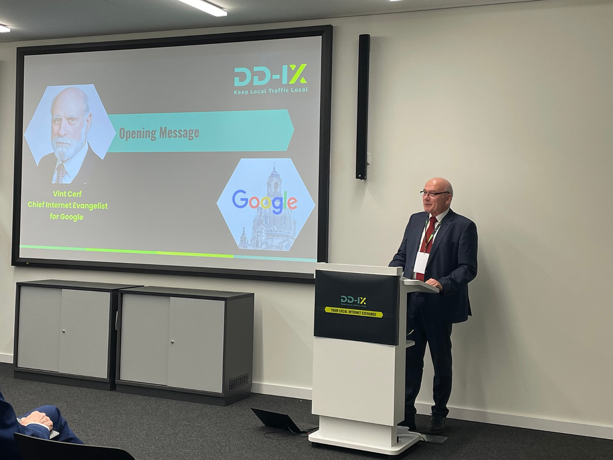 Prof. Dr. Thomas Horn, Gründer der IBH IT-Service GmbH, als Vorredner für die Videobotschaft von Vint Cerf.