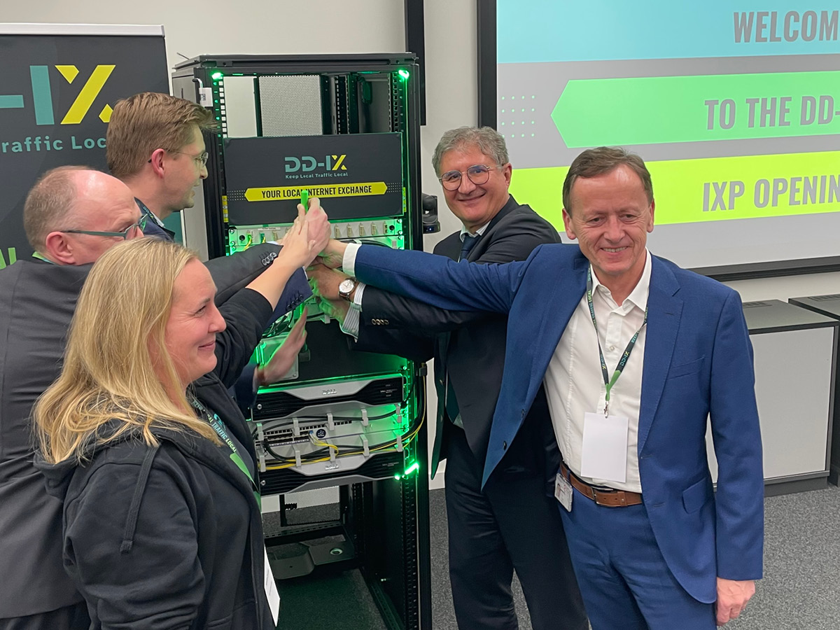 Symbolisch schalteten Sandra Zander (Geschäftsführerin IBH IT-Service GmbH), Herr Thorsten Hellfach (Geschäftsführer DSI), Prof. Dr. Matthias Wählisch (Lehrstuhl Distributed and Networked Systems), Prof. Thomas Popp (Staatssekretär für Digitale Verwaltung